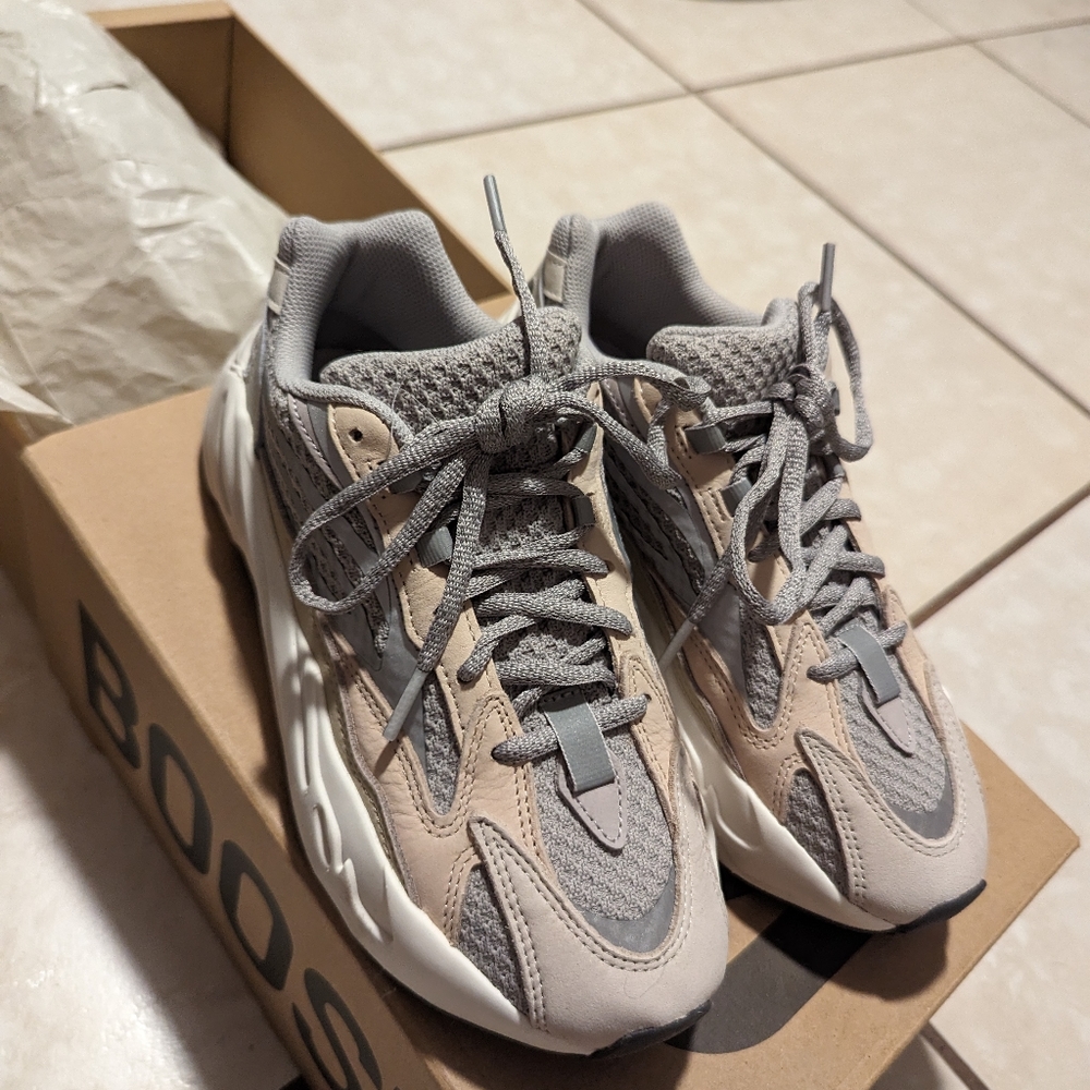 Yeezy 700 v2 sz 6
